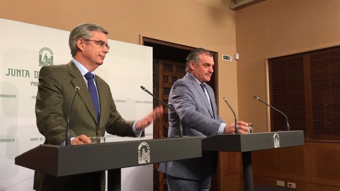 El portavoz del Gobierno andaluz, Juan Carlos Blanco, con el consejero de Empleo