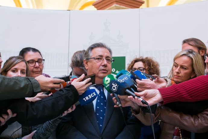 Zoido atiende a los periodistas en Sevilla.
