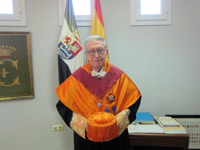 El economista Jaime Gil Aluja es investido Doctor Honoris Causa por la UEx   