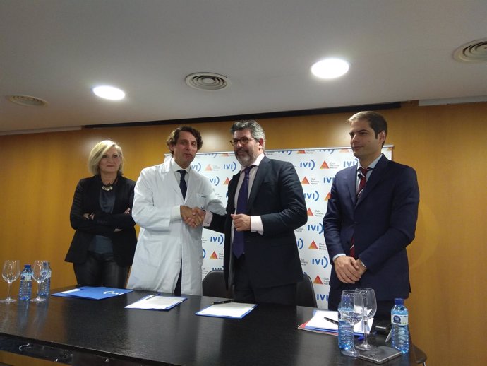 Firma del acuerdo entre el IVI y el Club de Primeras Marcas de la Comunitat 
