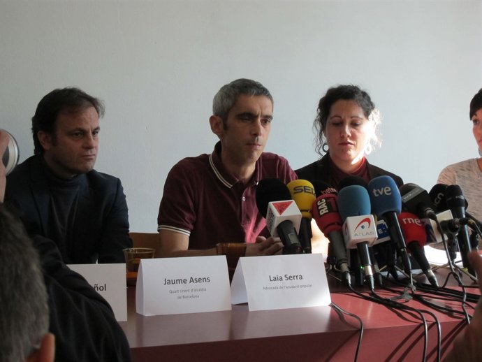 Roger Español, ferit per bala de goma l'1-O, amb Jaume Asens i Anaïs Franquesa