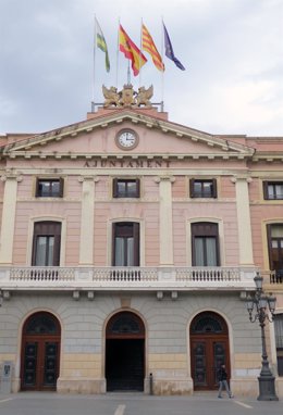 La bandera española vuelve a ondear en la fachada del Ayuntamiento de Sabadell 