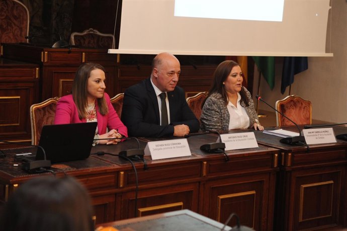 Antonio Ruiz, entre Ana Carrillo (dcha.) y Esther Ruiz, durante el encuentro