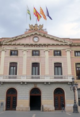 La bandera espanyola torna a onejar en la façana de l'Ajuntament de Sabadell 