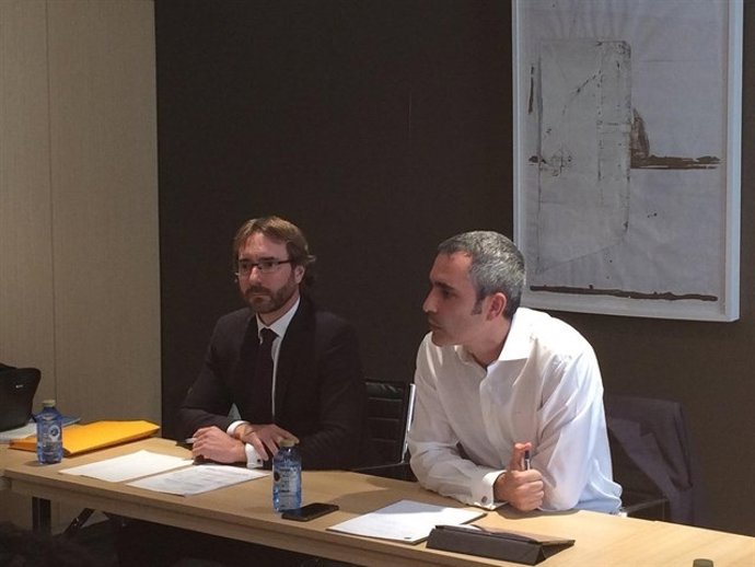 El portavoz de la Cooperativa Maravillas dando rueda de prensa