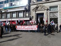 Representantes de la CIG se movilizan en A Coruña contra "los despidos" en el Grupo Popular-Pastor y el Santander