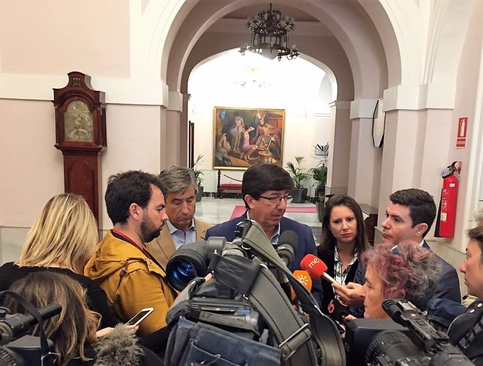 Juan Marín, en declaraciones a los periodistas en Cádiz