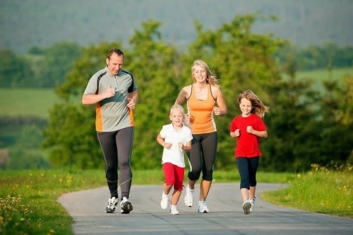 Familia haciendo ejercicio, corriendo, padres e hijos