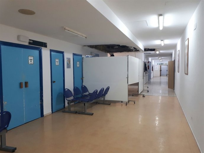 Cae parte del falso techo de la unidad de rayos del hospital Infanta Elena.