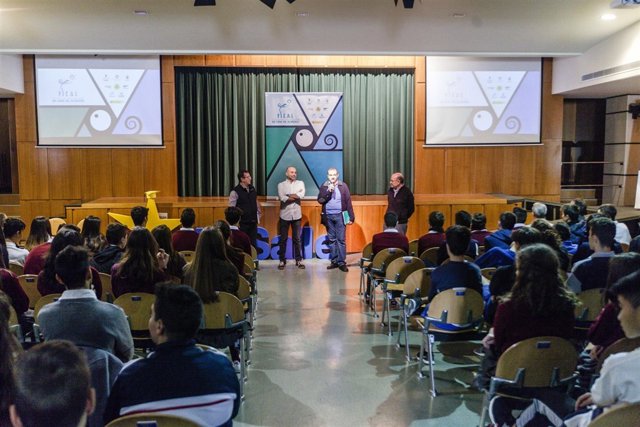 Los alumnos de La Salle ven el documental 'Wildmed, el bosque mediterráneo'.