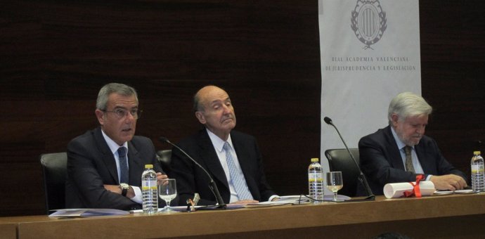 Miquel Roca, en el centro, en el Colegio de Abogados de València 