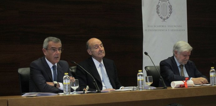 Miquel Roca, al centre, en el Col·legi d'Advocats de València 