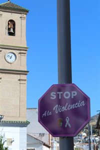 Pinos Puente (Granada) reconvierte las señales de tráfico en mensajes contra la violencia de género