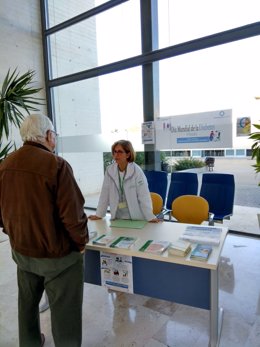 Una de las mesas informativas instaladas en el hospital