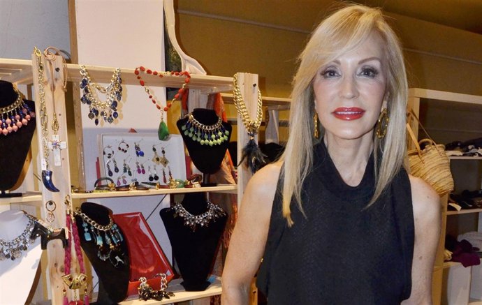 Carmen Lomana en mercadillo navideño