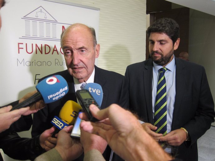 Miquel Roca Junyent acompañado por Fernando López Miras