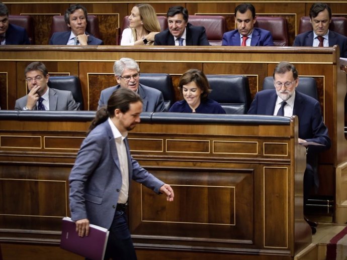 Pablo Iglesias pasa por delante de Rajoy en el Congreso
