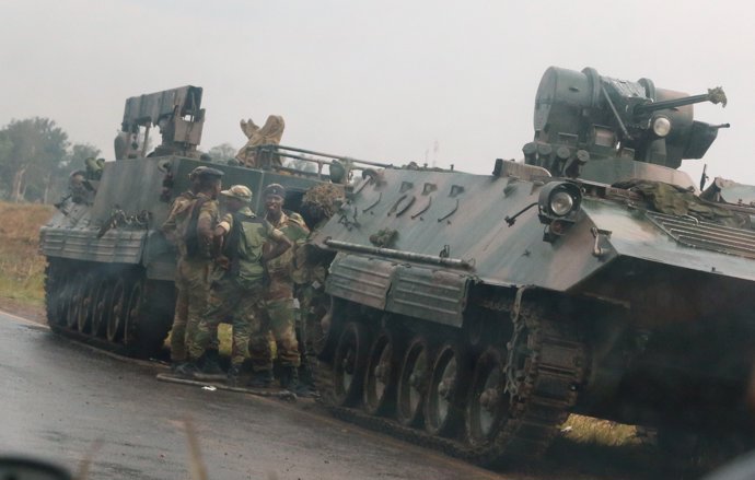 Militares en los accesos a Harare