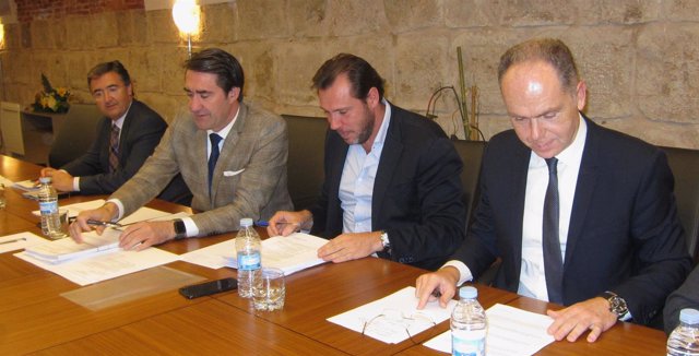 Suárez-Quiñones y Óscar Puente, junto al presidente de Adif, Juan Bravo (dcha)