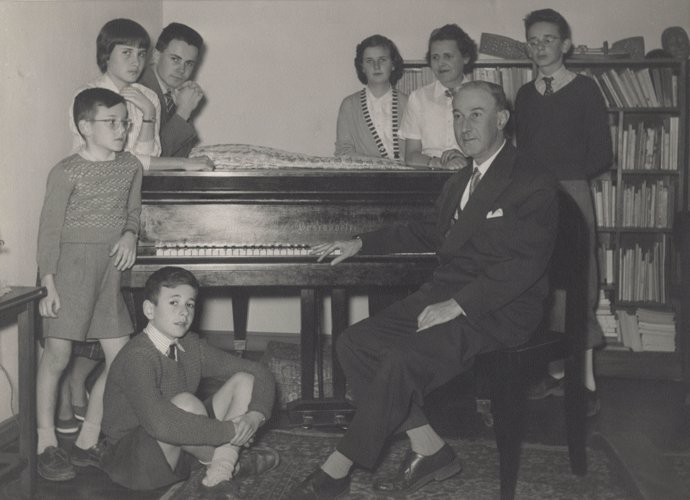 Gerardo Diego con su esposa e hijos en el domicilio familiar de Covarrubias