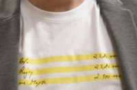 Dirigente de Podemos acude al Congreso con una camiseta del nombre de Rajoy en los 'papeles de Bárcenas'