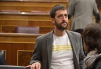 Dirigente de Podemos acude al Congreso con una camiseta del nombre de Rajoy en los 'papeles de Bárcenas'