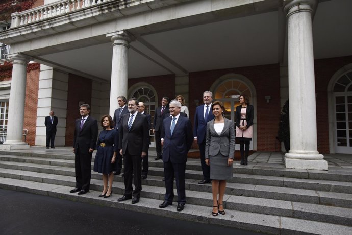 Foto de familia de los nuevos ministros con Mariano Rajoy en Moncloa