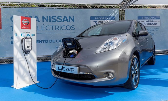 Nissan Leaf cargando