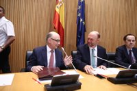 PSOE insiste en pedir que se suavice la regla de gasto a los municipios y Montoro bromea con la fama del asunto