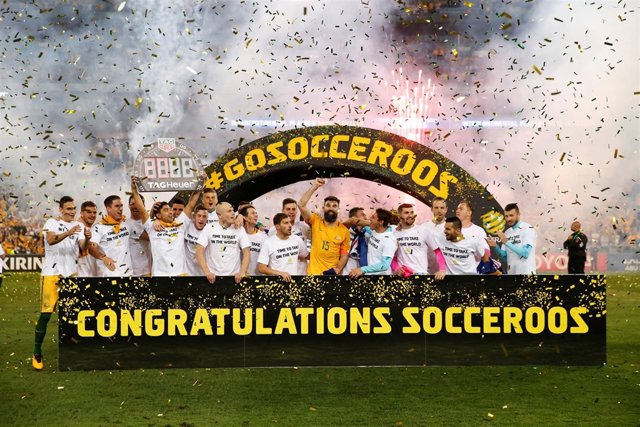 La selección de Australia celebra su pase al Mundial de Rusia