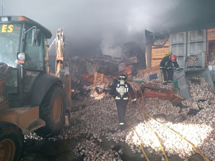 Bomberos del Consorcio durante los trabajos de extinción del fuego