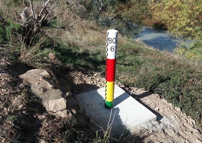 Hito junto al río Ebro.