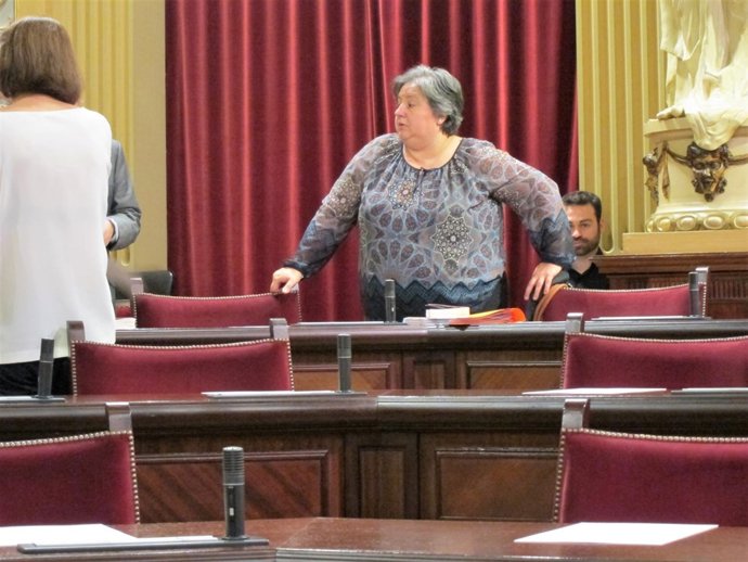 Montserrat Seijas desde su escaño en el pleno del Parlament