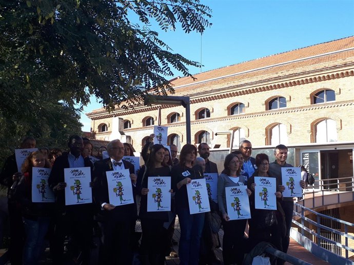 Representantes de la plataforma Somescola, en la presentación de un decálogo