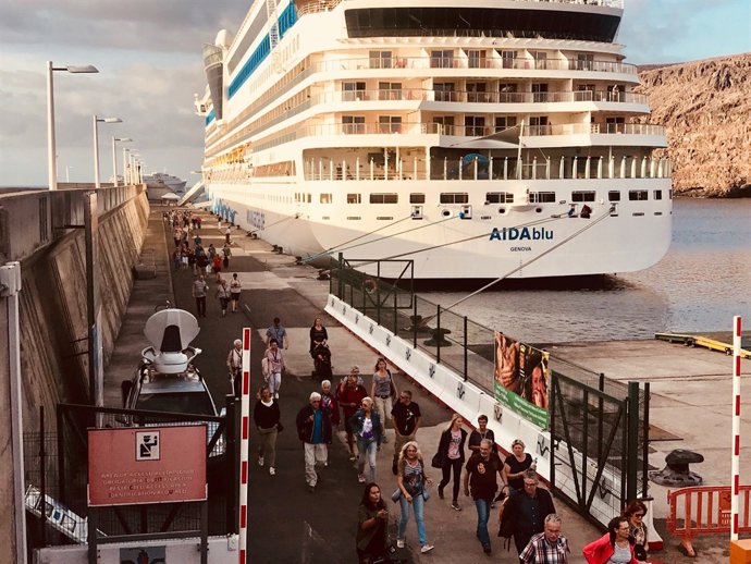 Llegada del AIDAblu al puerto de San Sebastián de La Gomera