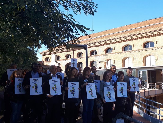 Representants de la plataforma Somescola, en la presentació d'un decàleg