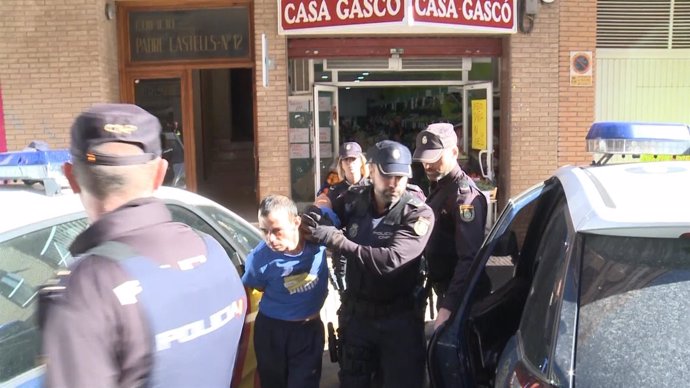 El detenido a la salida de su vievienda para la reconstrucción del crimen