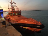 Trasladadas al puerto de Tarifa dos personas rescatadas de una patera en aguas del Estrecho