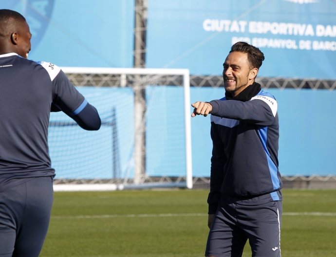 Sergio García bromea en un entrenamiento del Espanyol