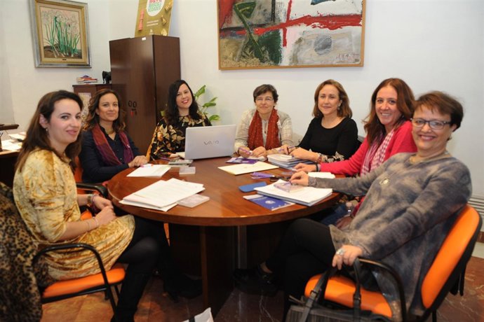 Guijarro (segunda por la izda.) preside la reunión del jurado