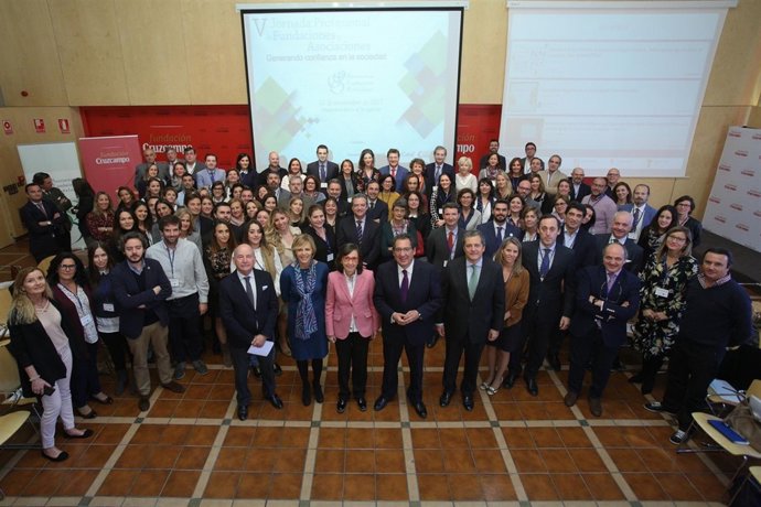 Acto en Sevilla de Rosa Aguilar y Antonio Pulido