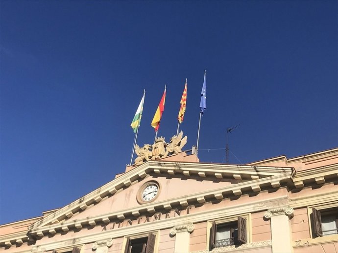 Las banderas española y europea vuelven a la fachada del Ayto. De Sabadell