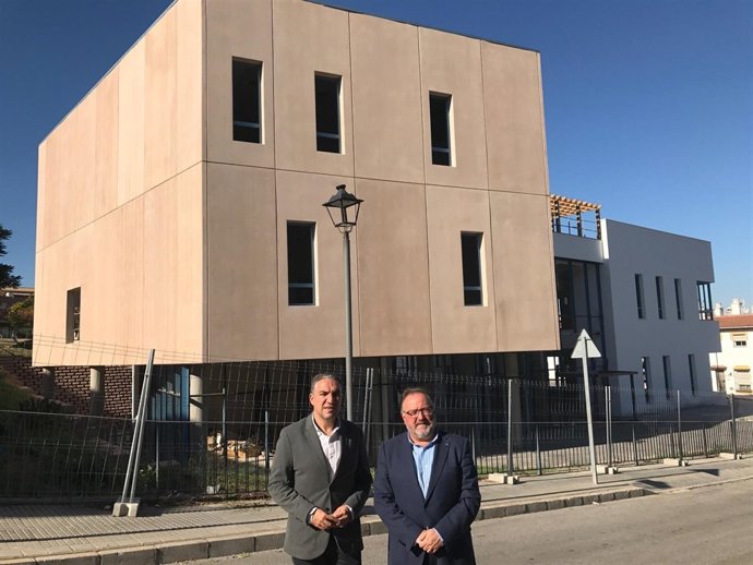 Bendodo y Villanova visitan nueva biblioteca Alhaurin de la Torre