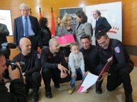 La recaudación de un calendario, protagonizado por víctimas y Bomberos, irá íntegra a la investigación contra el cáncer 