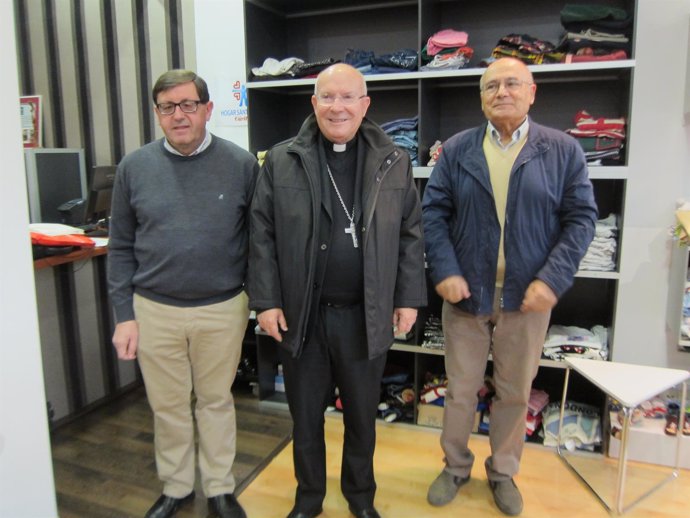 El obispo en su visita a la tienda de Cáritas                    