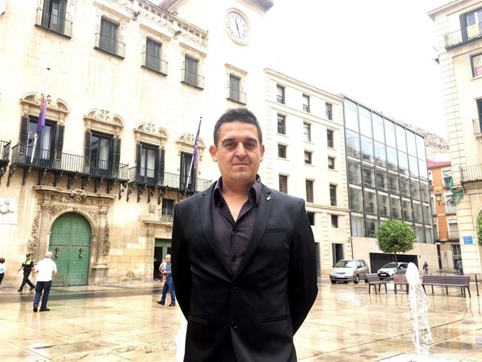 Carles Mulet ante el Ayuntamiento