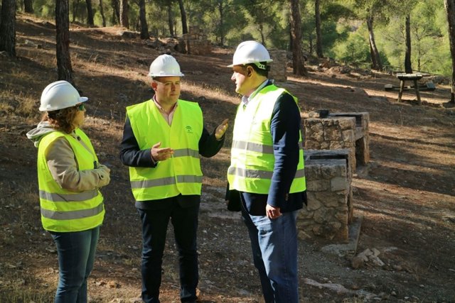 Martínez visita la actuación en 'El Cristal' de Canjáyar