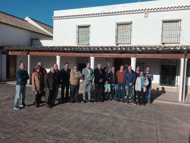 Algar (centro), acompañado por los integrantes del patronato