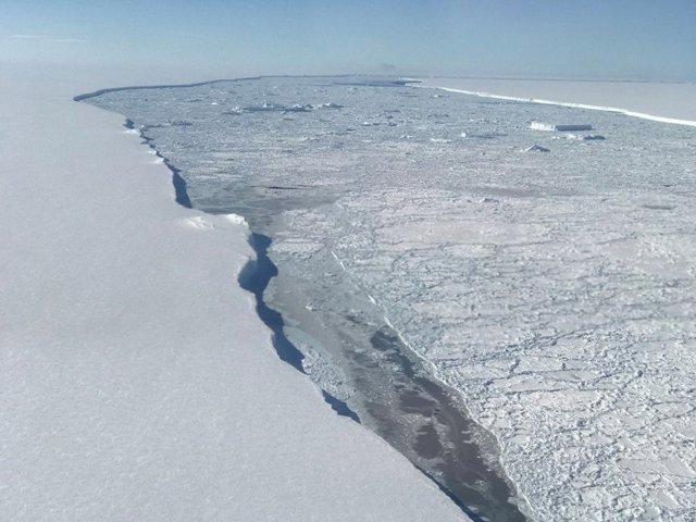 Larsen C a la derecha y a la izquierda A68