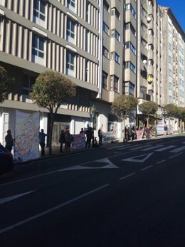 Protesta por un centro de día en Rianxo frente al Parlamento